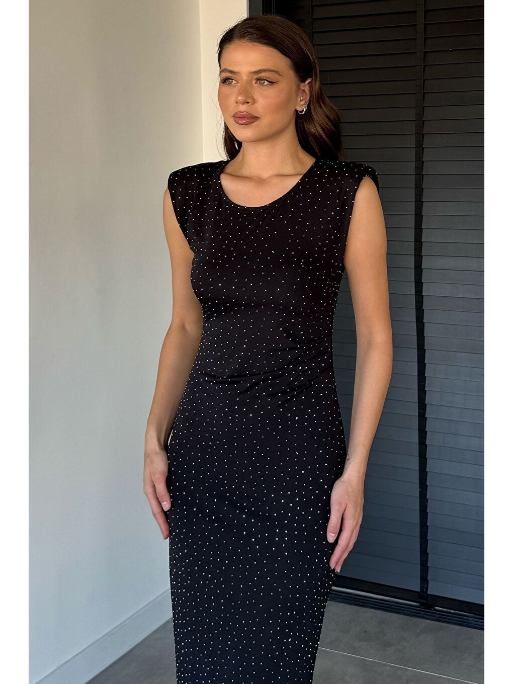 Siyah Omuz Vatkalı Taşlı Elbise-2