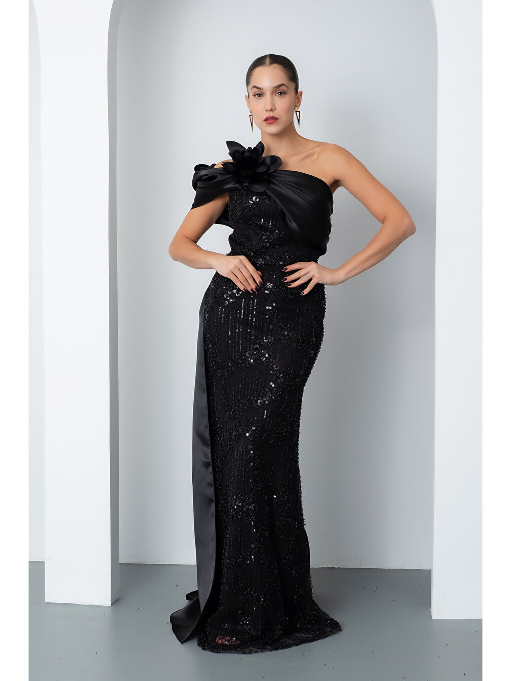 Kadın Siyah Boncuklu Tek Omuz Fiyonk Detay Kuyruklu Uzun Abiye-1