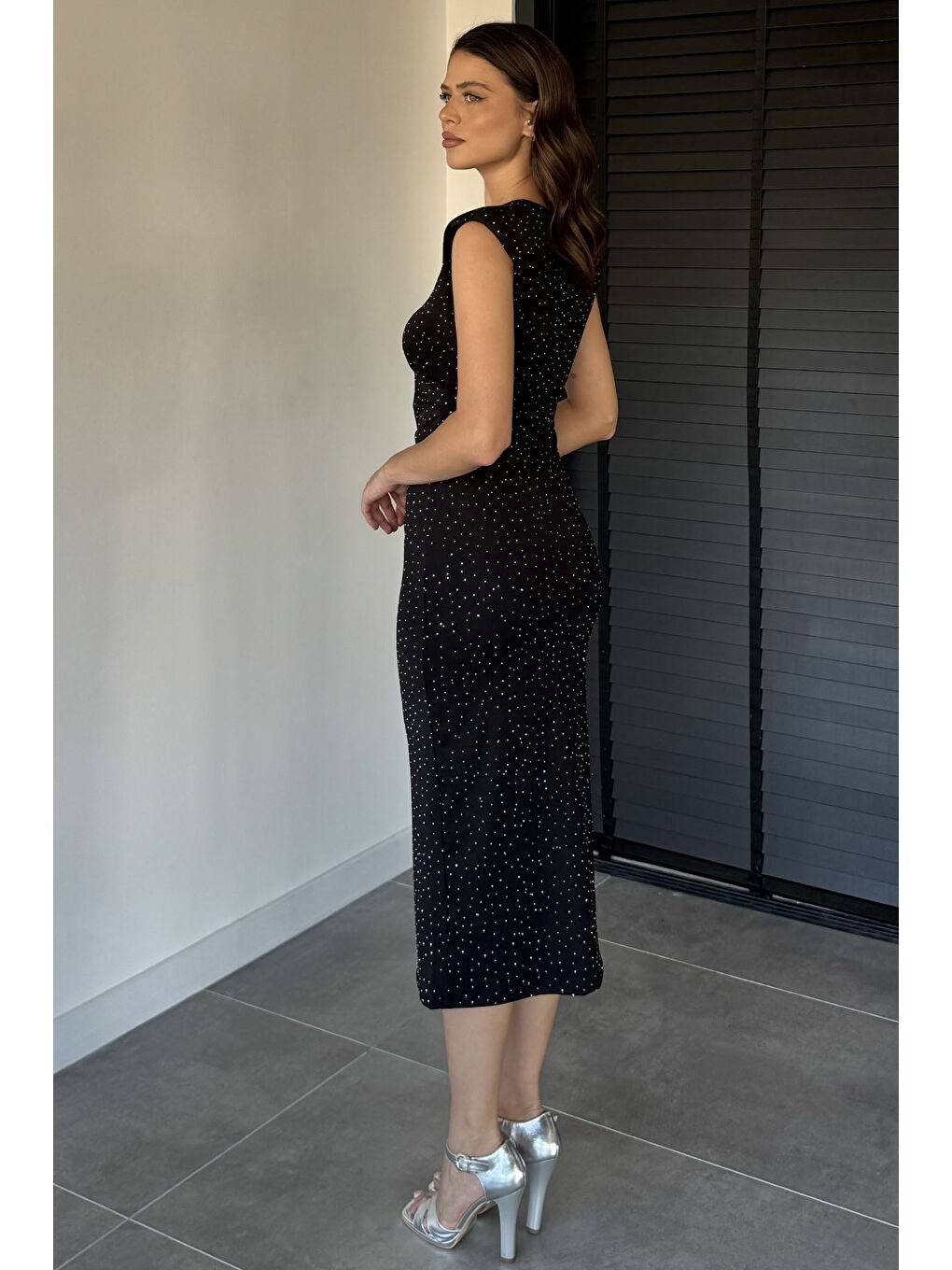 Siyah Omuz Vatkalı Taşlı Elbise-3