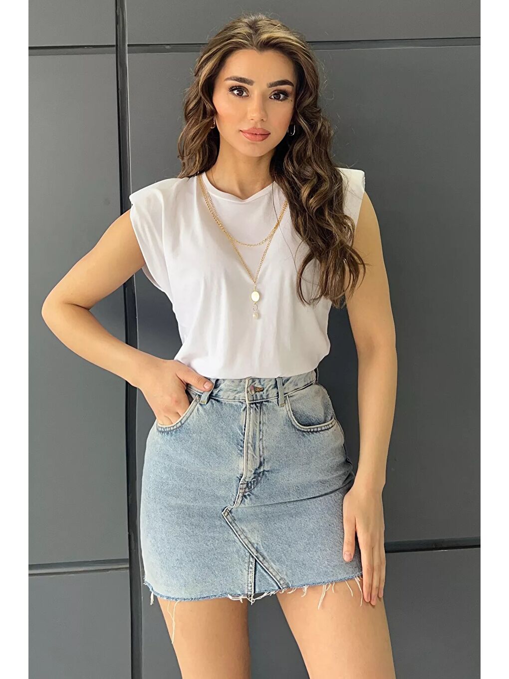 Beyaz Kolyeli Omuz Vatkalı Kadın Bluz