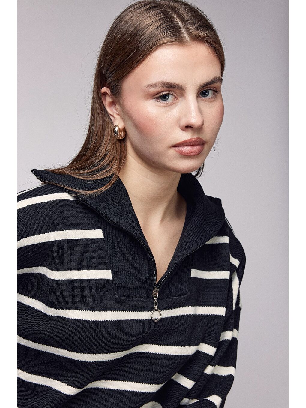 Siyah Çizgili Fermuarlı Dik Yaka Triko Kazak-3