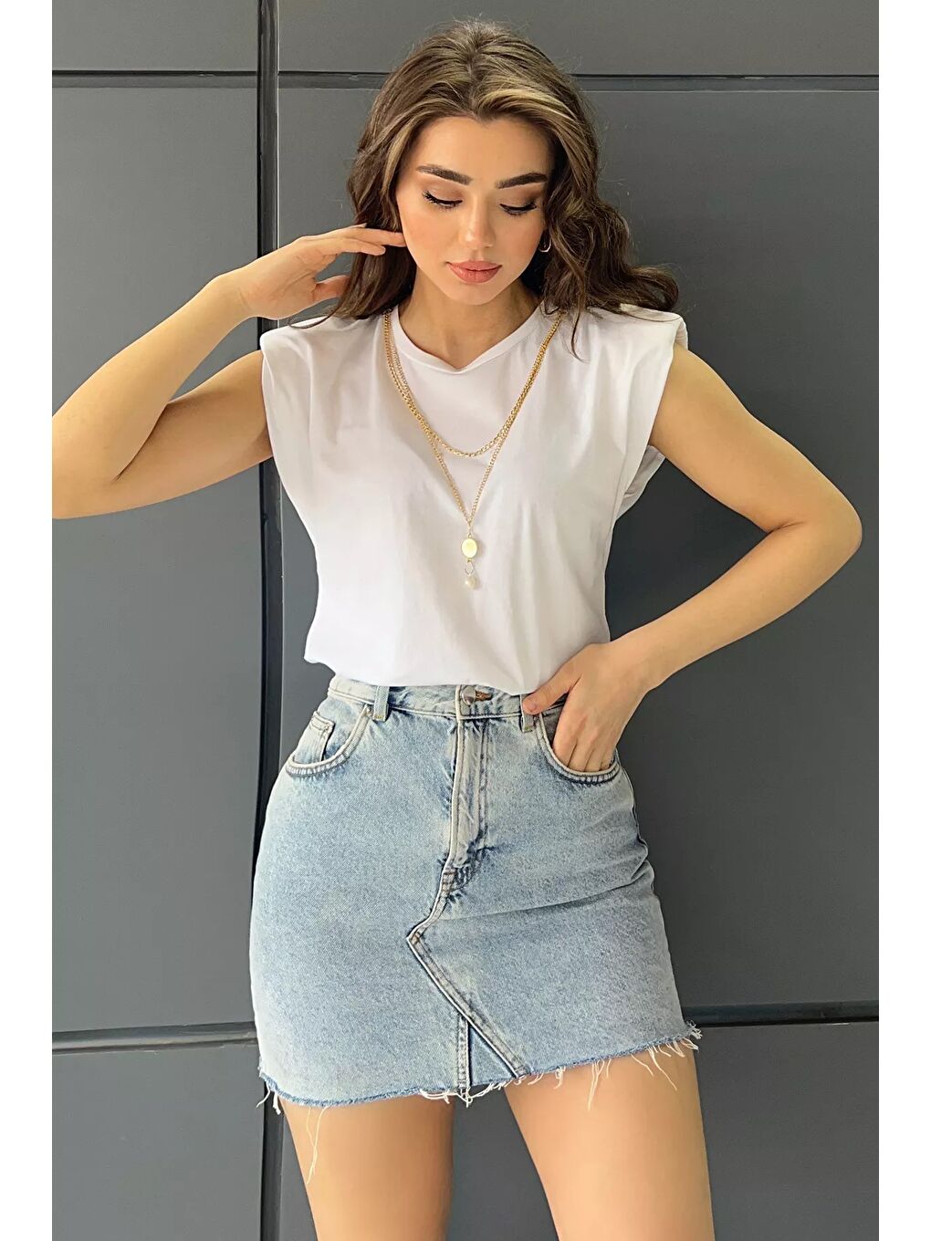 Beyaz Kolyeli Omuz Vatkalı Kadın Bluz-1