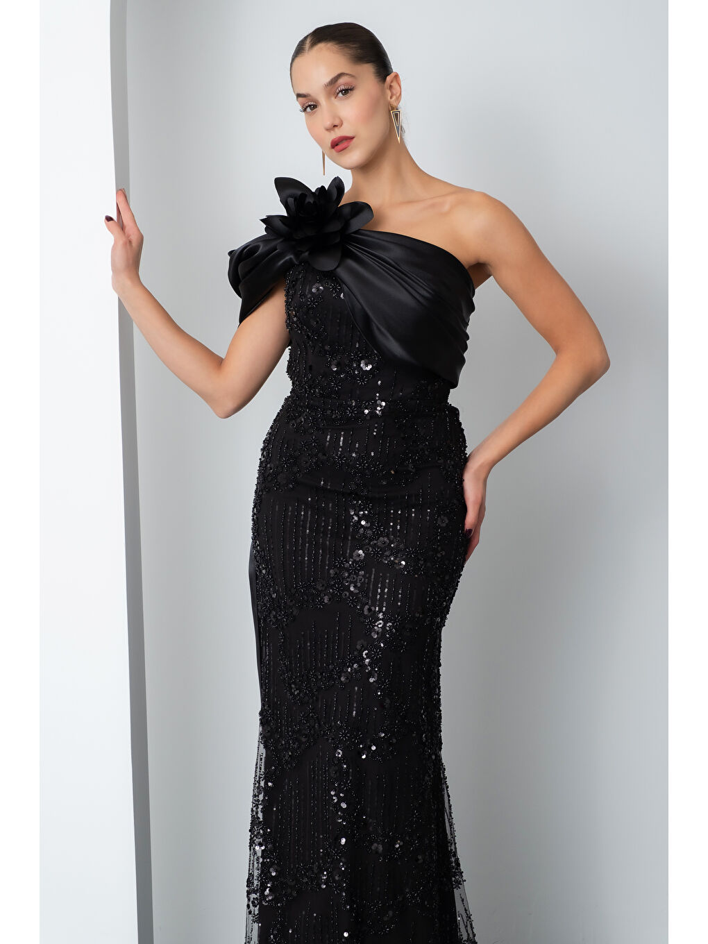 Kadın Siyah Boncuklu Tek Omuz Fiyonk Detay Kuyruklu Uzun Abiye-2