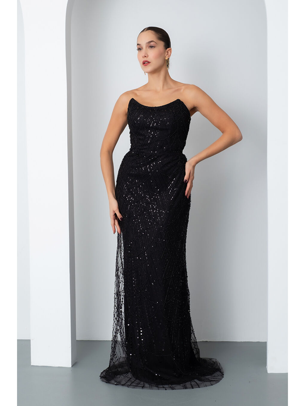 Kadın Siyah Straplez Boncuklu Uzun Balık Abiye Elbise