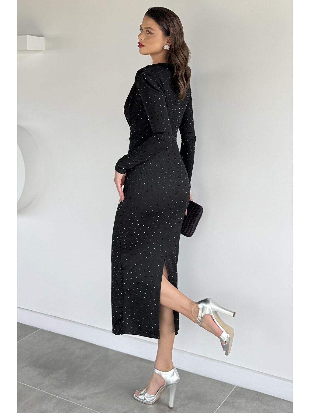 Siyah Kadın Degaje Yaka Omuz Vatkalı Yırtmaç Detaylı Taşlı Elbise-1