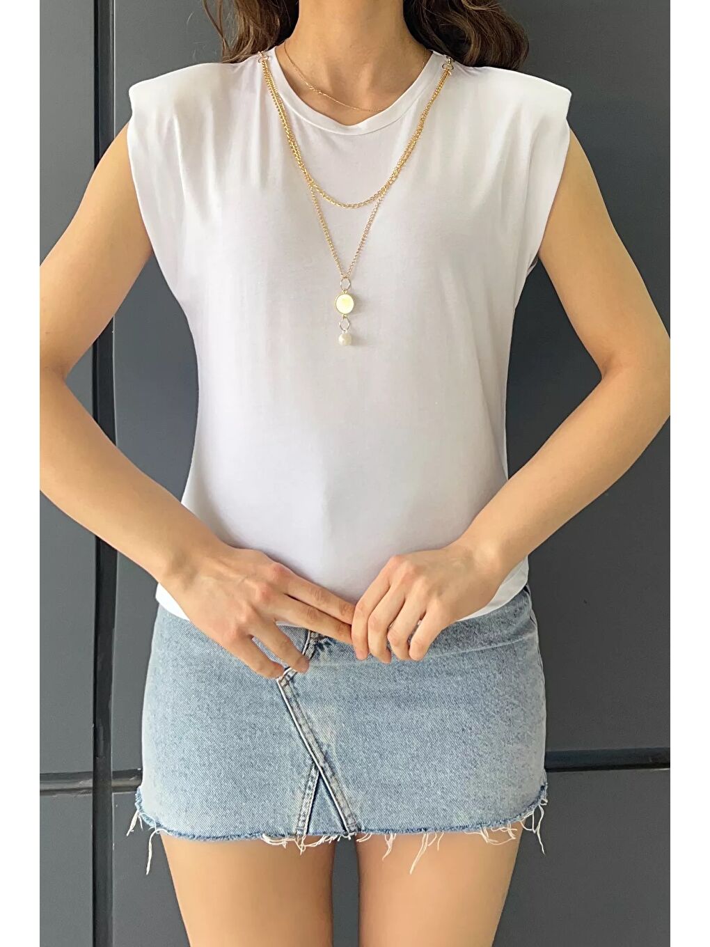 Beyaz Kolyeli Omuz Vatkalı Kadın Bluz-2