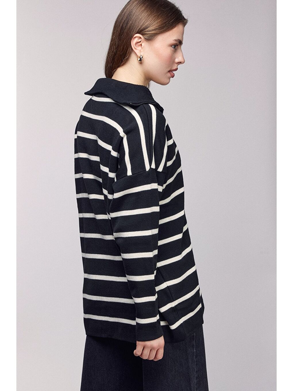 Siyah Çizgili Fermuarlı Dik Yaka Triko Kazak-4