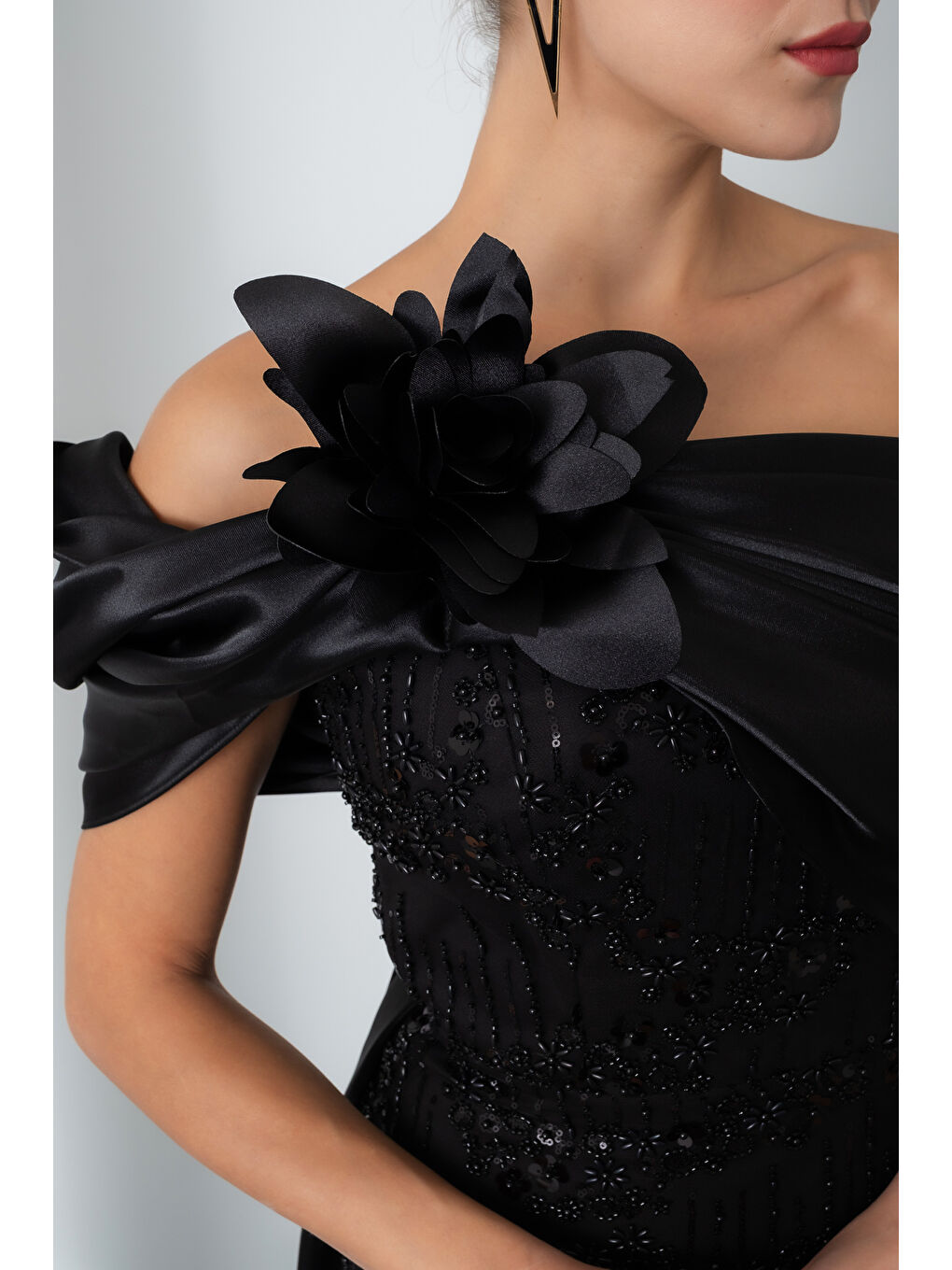 Kadın Siyah Boncuklu Tek Omuz Fiyonk Detay Kuyruklu Uzun Abiye-3