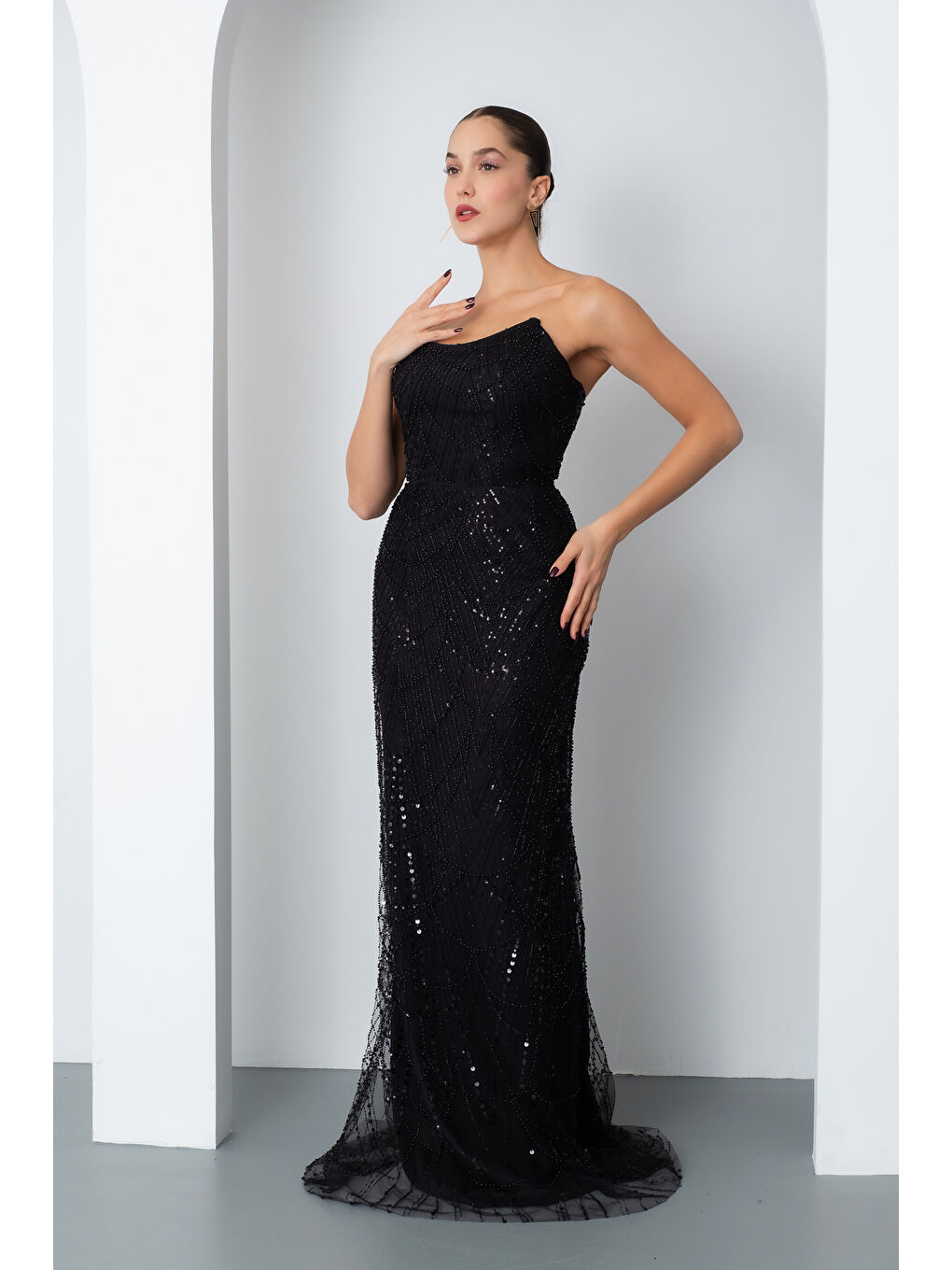 Kadın Siyah Straplez Boncuklu Uzun Balık Abiye Elbise-1