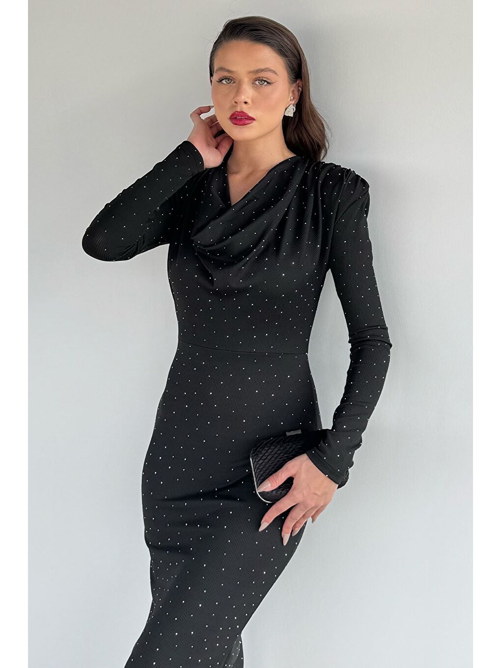 Siyah Kadın Degaje Yaka Omuz Vatkalı Yırtmaç Detaylı Taşlı Elbise