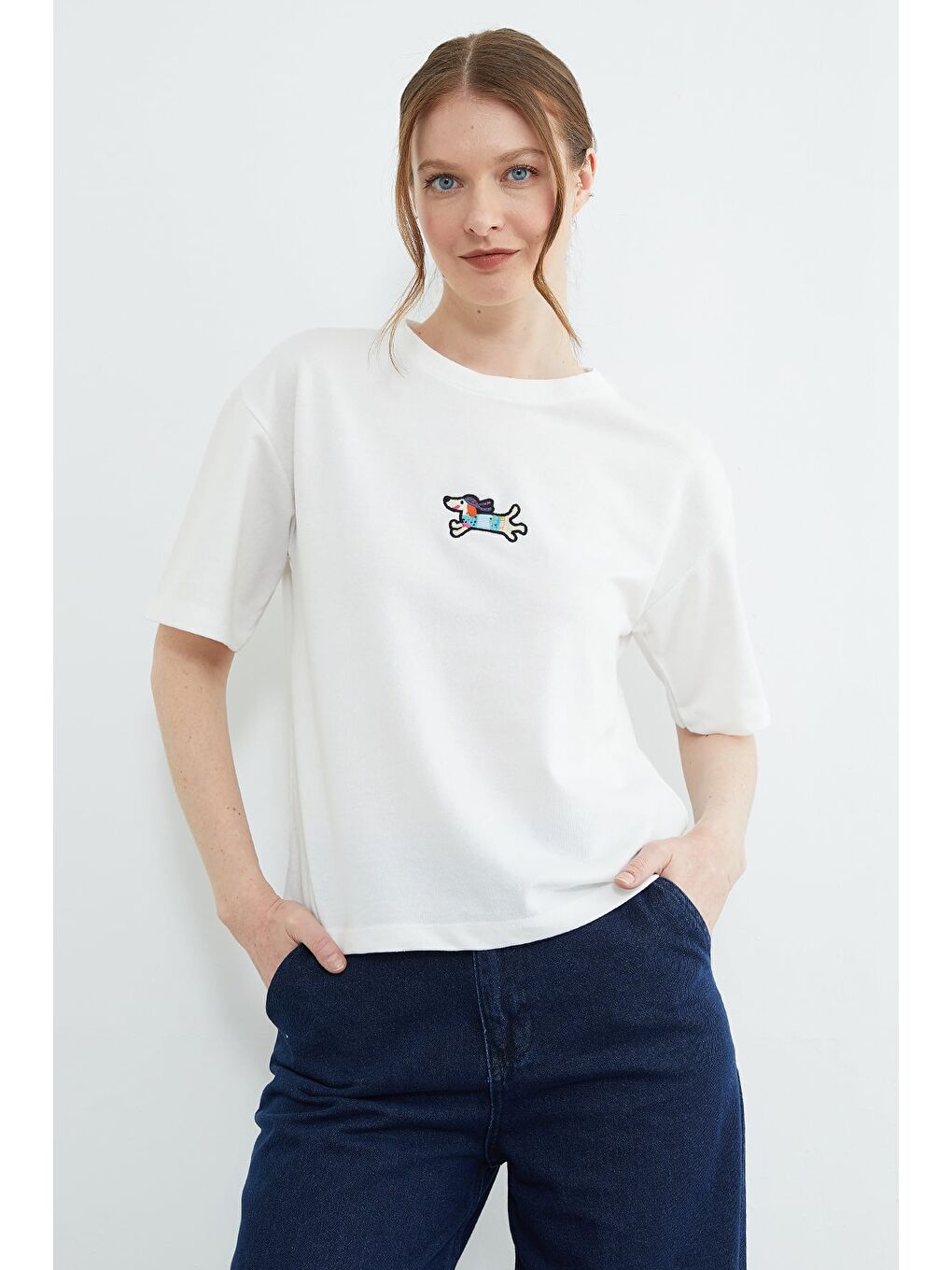 Ekru Köpek Nakışlı Bisiklet Yaka Salaş Tişört