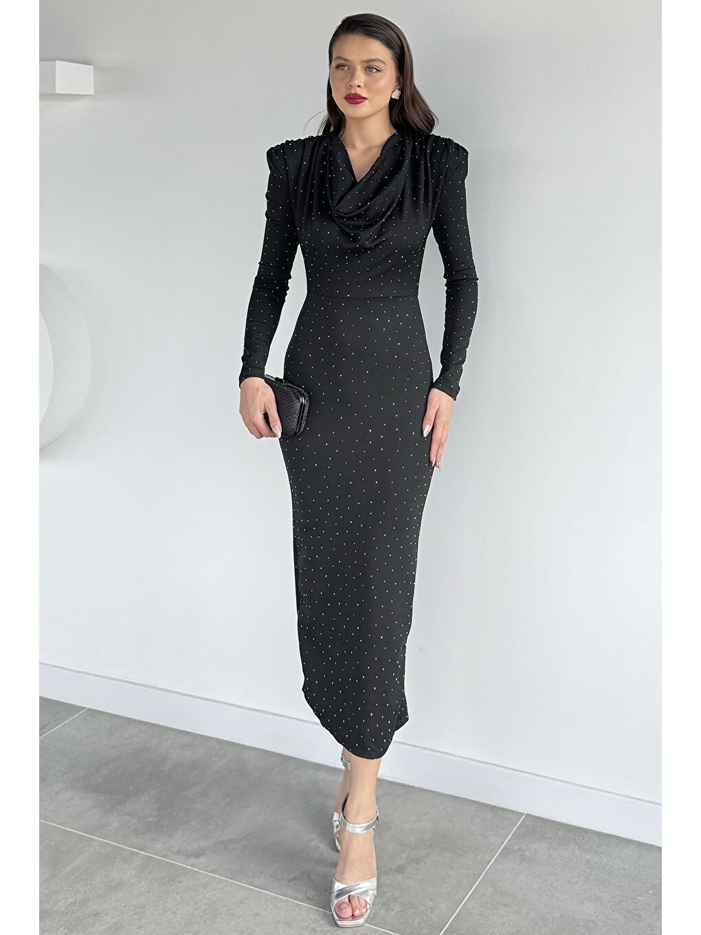 Siyah Kadın Degaje Yaka Omuz Vatkalı Yırtmaç Detaylı Taşlı Elbise-2