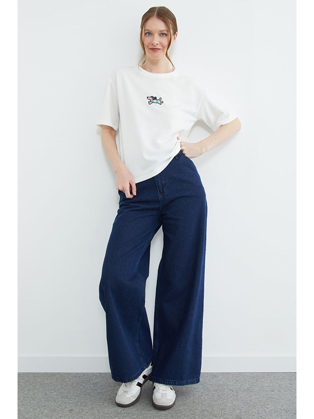 Ekru Köpek Nakışlı Bisiklet Yaka Salaş Tişört-1