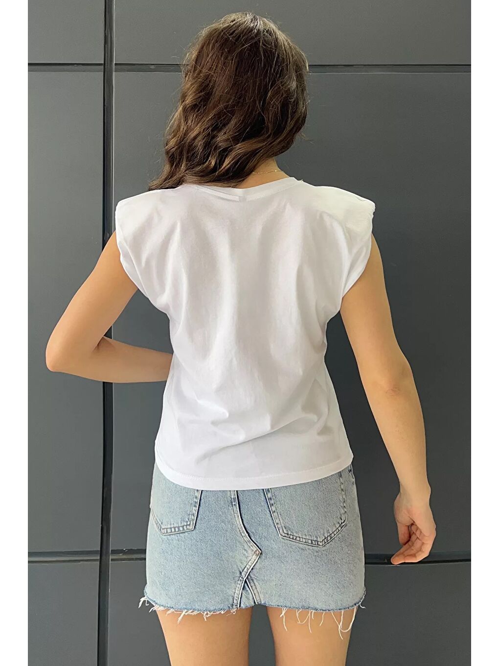 Beyaz Kolyeli Omuz Vatkalı Kadın Bluz-3