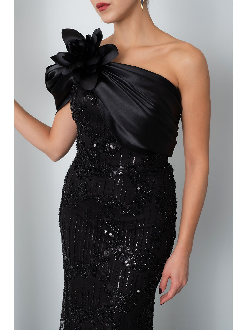 Kadın Siyah Boncuklu Tek Omuz Fiyonk Detay Kuyruklu Uzun Abiye-4