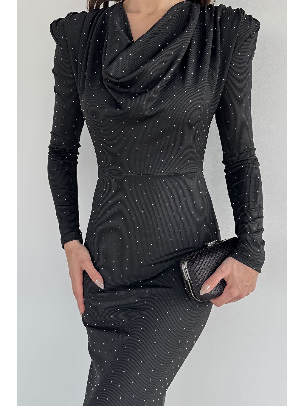 Siyah Kadın Degaje Yaka Omuz Vatkalı Yırtmaç Detaylı Taşlı Elbise-3