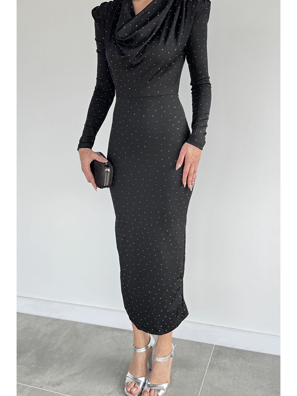 Siyah Kadın Degaje Yaka Omuz Vatkalı Yırtmaç Detaylı Taşlı Elbise-4