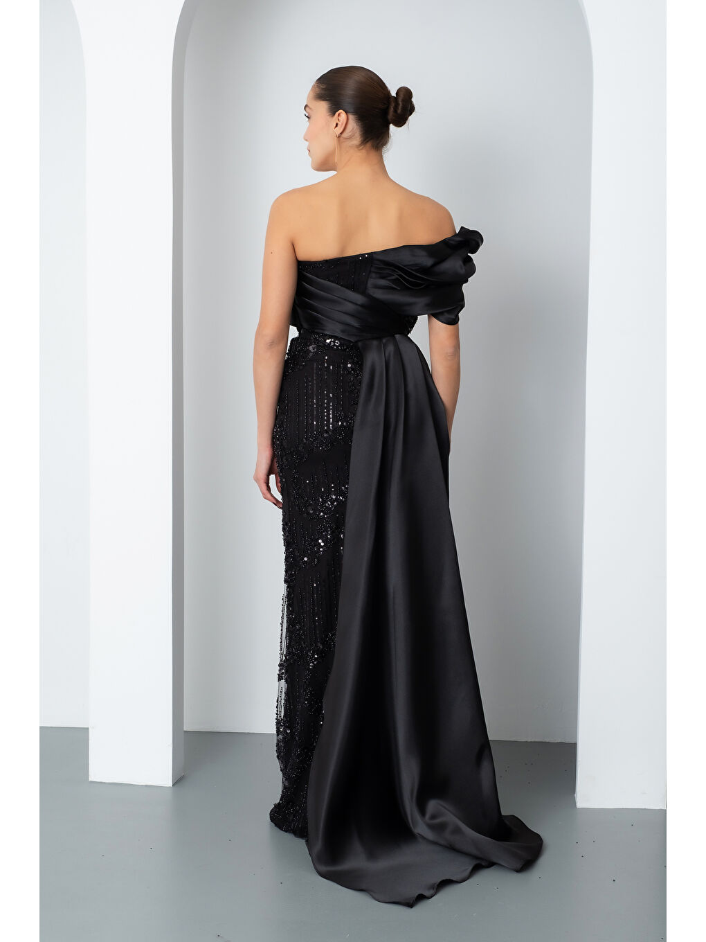 Kadın Siyah Boncuklu Tek Omuz Fiyonk Detay Kuyruklu Uzun Abiye-5