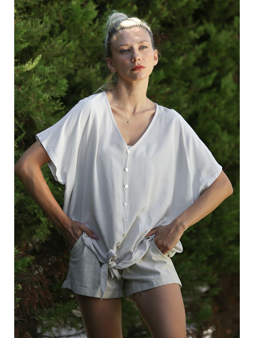 İtalyan Bej V Yaka Düşük Kol Bağlamalı Süs Düğmeli Dokuma Casual Bluz