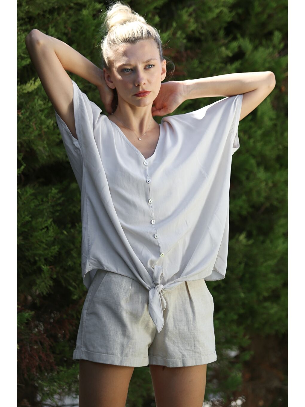 İtalyan Bej V Yaka Düşük Kol Bağlamalı Süs Düğmeli Dokuma Casual Bluz-1