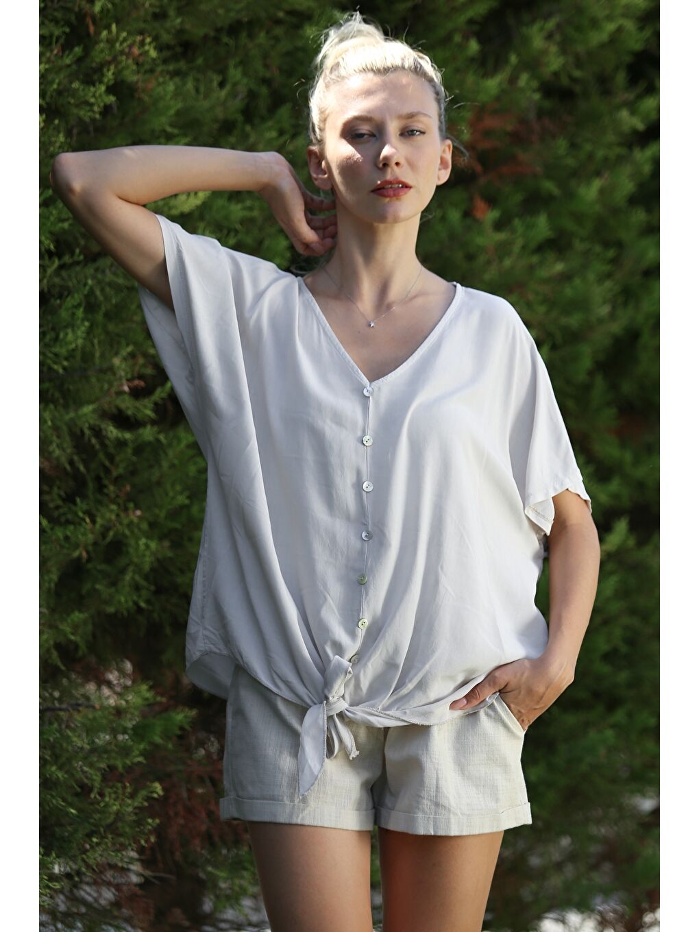 İtalyan Bej V Yaka Düşük Kol Bağlamalı Süs Düğmeli Dokuma Casual Bluz-2