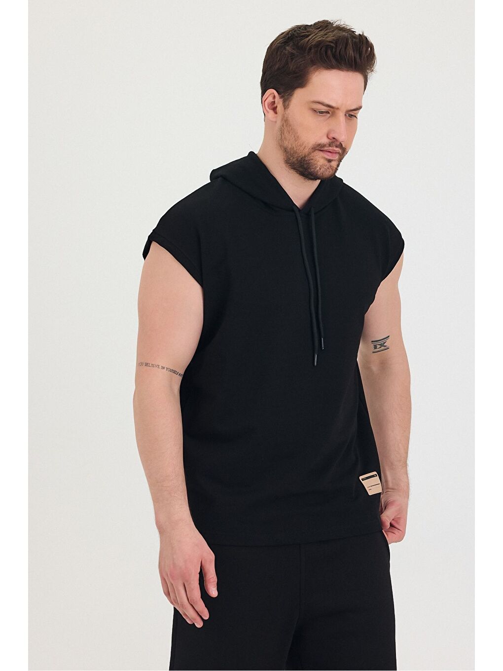 Siyah Kapüşonlu Sıfır Kol Oversize Salaş Unisex Tişört-4