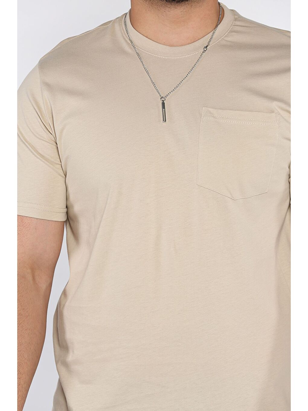 Bej Aksesuarlı Cepli Erkek Tişört-3