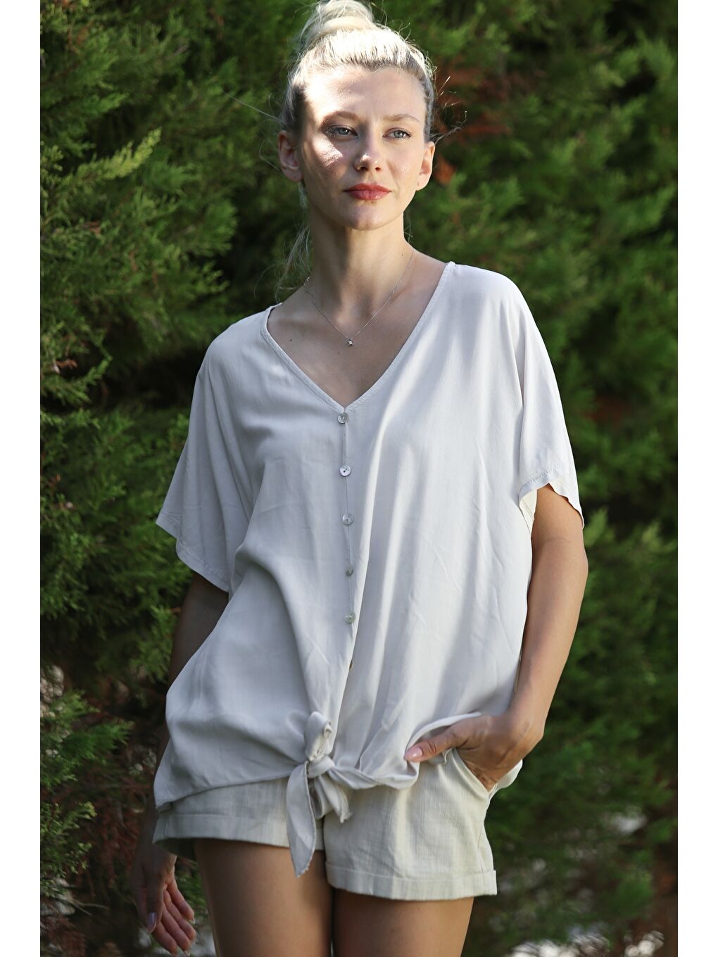 İtalyan Bej V Yaka Düşük Kol Bağlamalı Süs Düğmeli Dokuma Casual Bluz-3