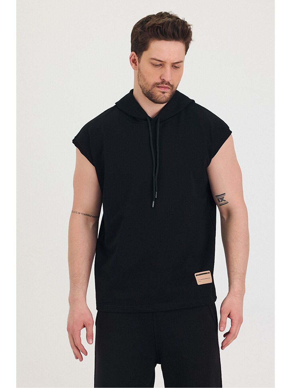 Siyah Kapüşonlu Sıfır Kol Oversize Salaş Unisex Tişört-6