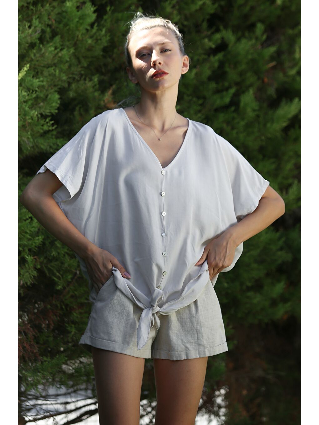 İtalyan Bej V Yaka Düşük Kol Bağlamalı Süs Düğmeli Dokuma Casual Bluz-4