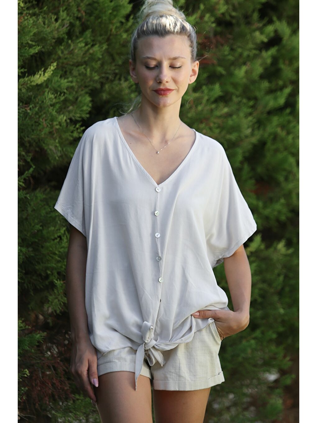 İtalyan Bej V Yaka Düşük Kol Bağlamalı Süs Düğmeli Dokuma Casual Bluz-5