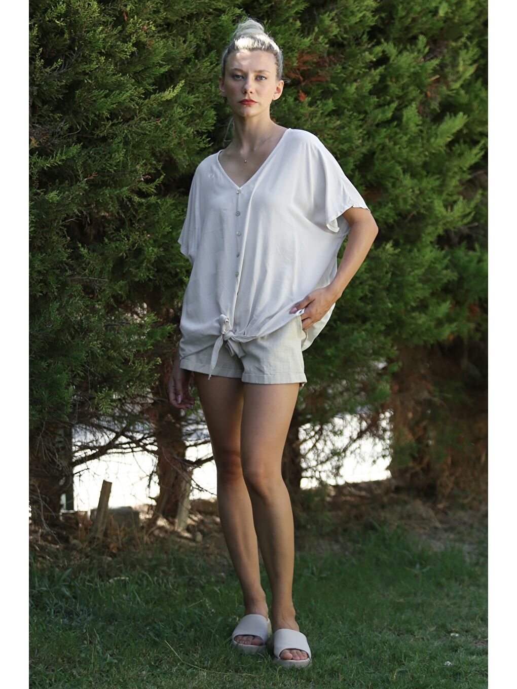 İtalyan Bej V Yaka Düşük Kol Bağlamalı Süs Düğmeli Dokuma Casual Bluz-6