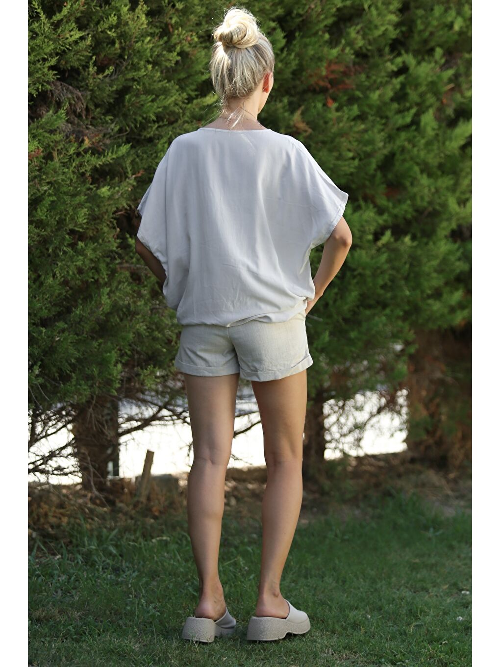 İtalyan Bej V Yaka Düşük Kol Bağlamalı Süs Düğmeli Dokuma Casual Bluz-7