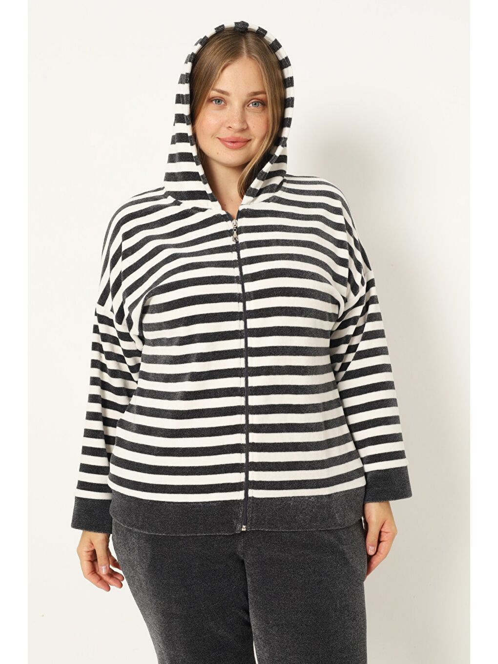 Beyaz Kadın Büyük Beden Çizgili Fermuarlı Kapüşonlu Cepli Uzun Kollu Pamuklu Kadife Alt-Üst Eşofman Takım-4