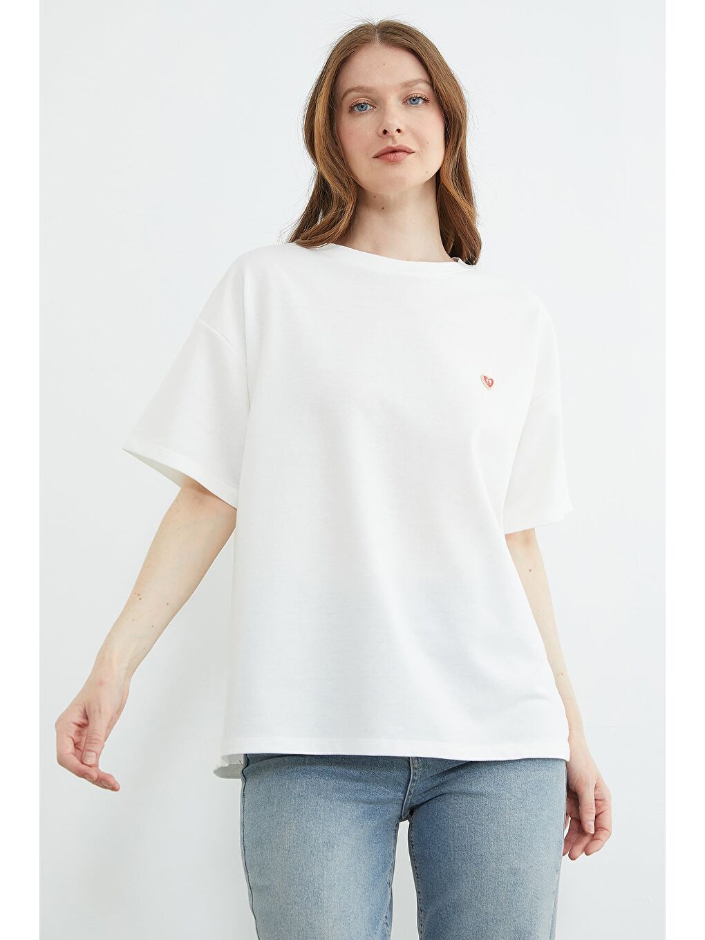 Beyaz Kalp Aksesuarlı Bisiklet Yaka Salaş Tişört-1