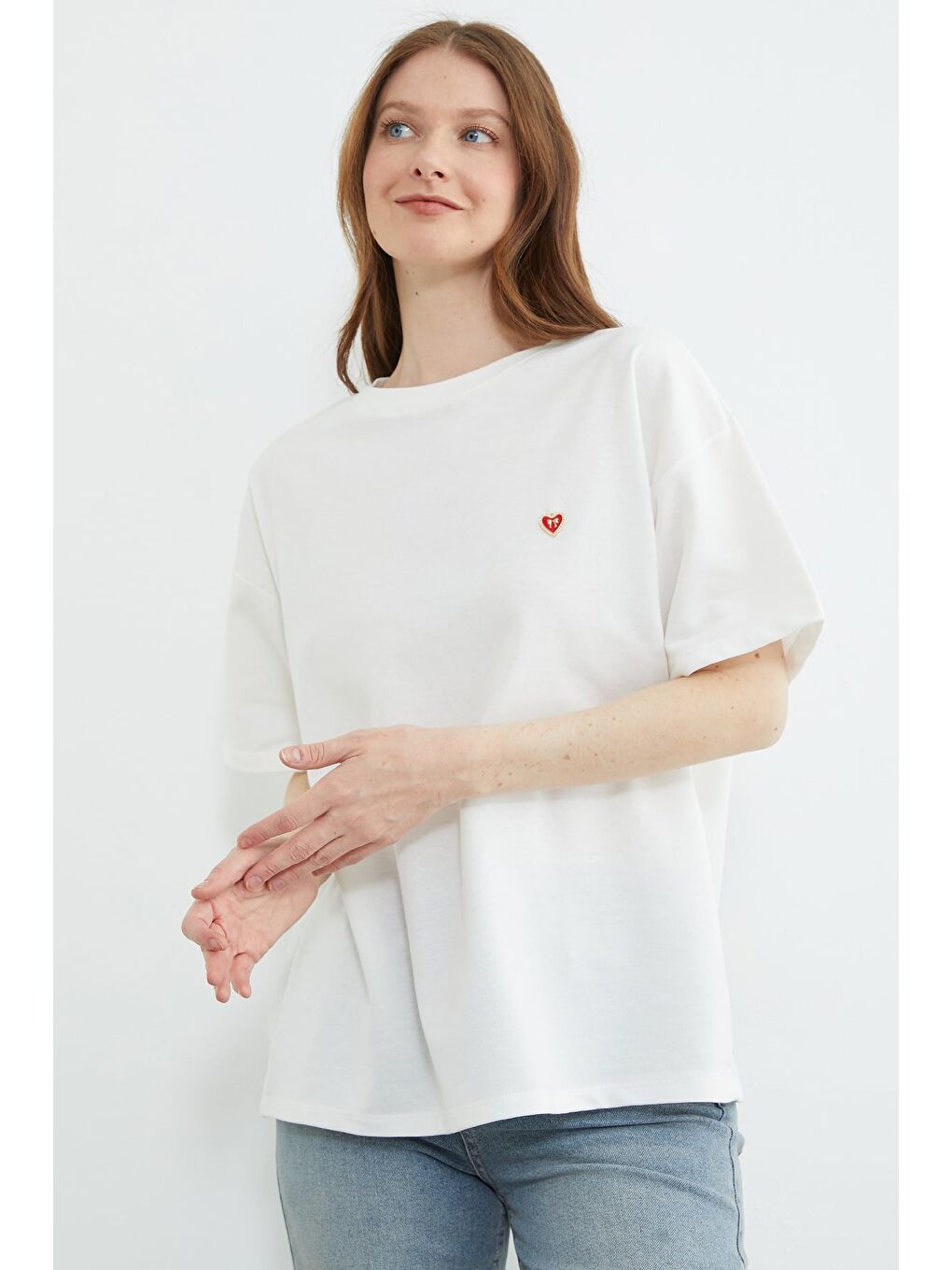 Beyaz Kalp Aksesuarlı Bisiklet Yaka Salaş Tişört-2