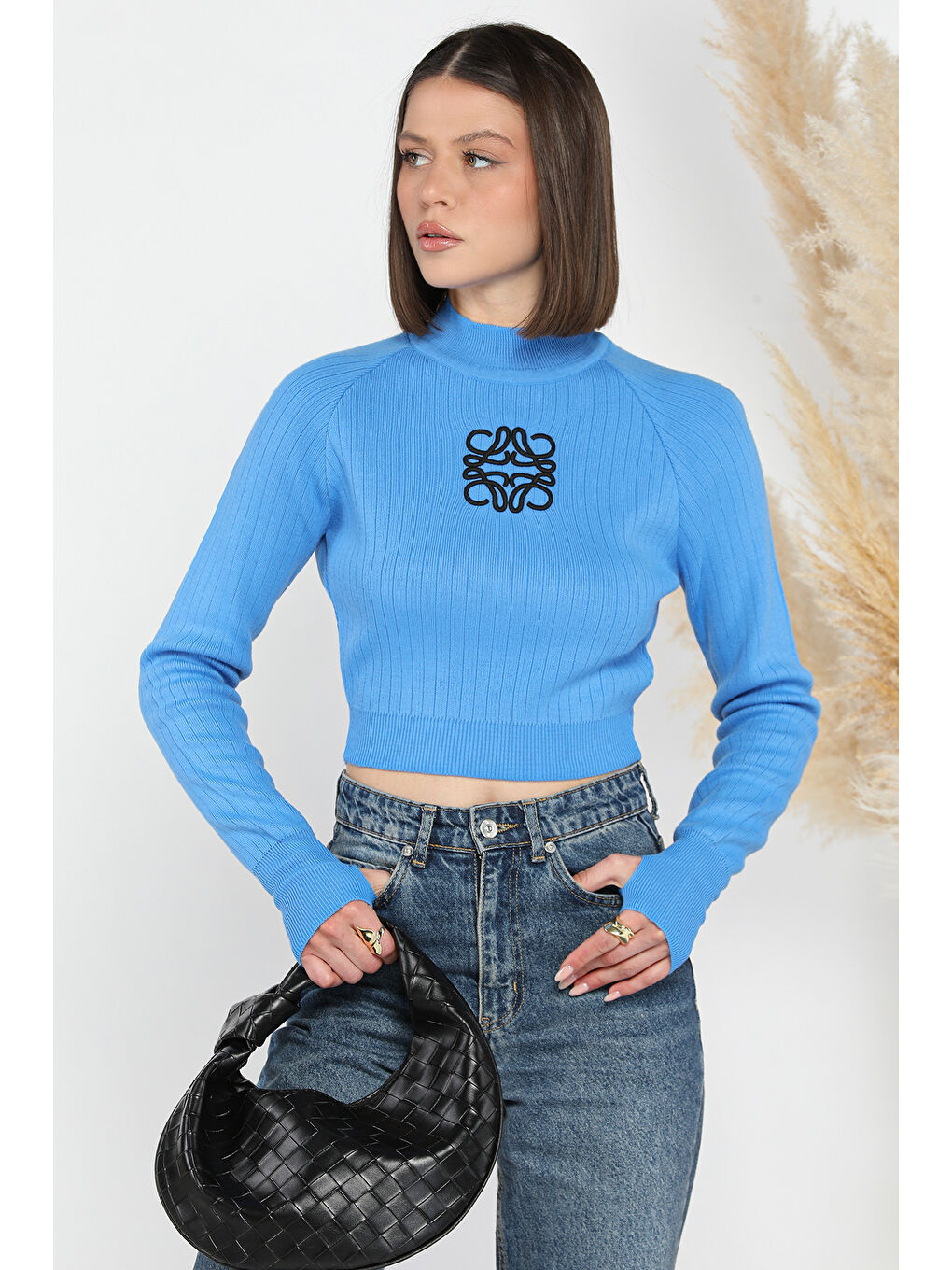 Gülseli Mavi Ön Nakışlı Crop Top Triko Bluz
