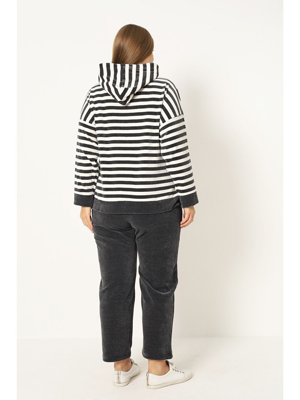 Beyaz Kadın Büyük Beden Çizgili Fermuarlı Kapüşonlu Cepli Uzun Kollu Pamuklu Kadife Alt-Üst Eşofman Takım-6