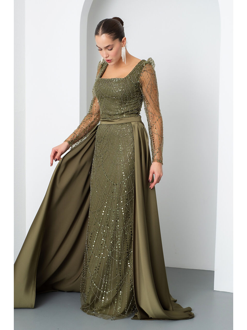 Kadın Haki Uzun Kol Taşlı Saten Kuyruk Aksesuarlı Abiye-1