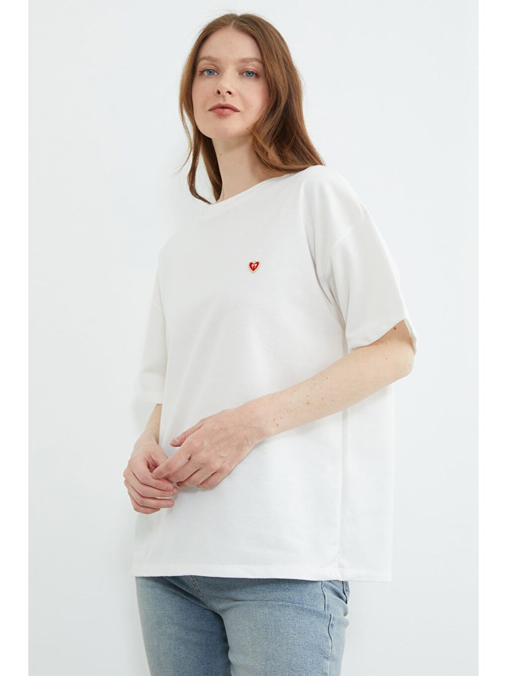 Beyaz Kalp Aksesuarlı Bisiklet Yaka Salaş Tişört-4