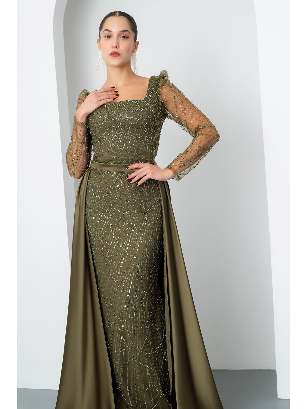 Kadın Haki Uzun Kol Taşlı Saten Kuyruk Aksesuarlı Abiye-2