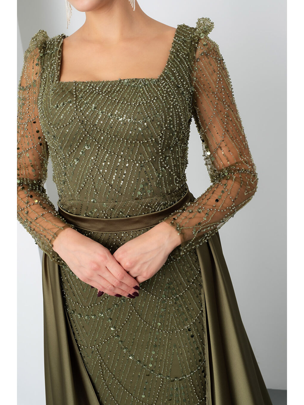 Kadın Haki Uzun Kol Taşlı Saten Kuyruk Aksesuarlı Abiye-3