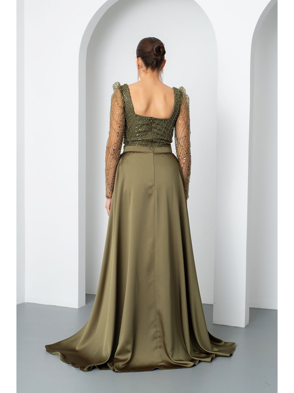 Kadın Haki Uzun Kol Taşlı Saten Kuyruk Aksesuarlı Abiye-5