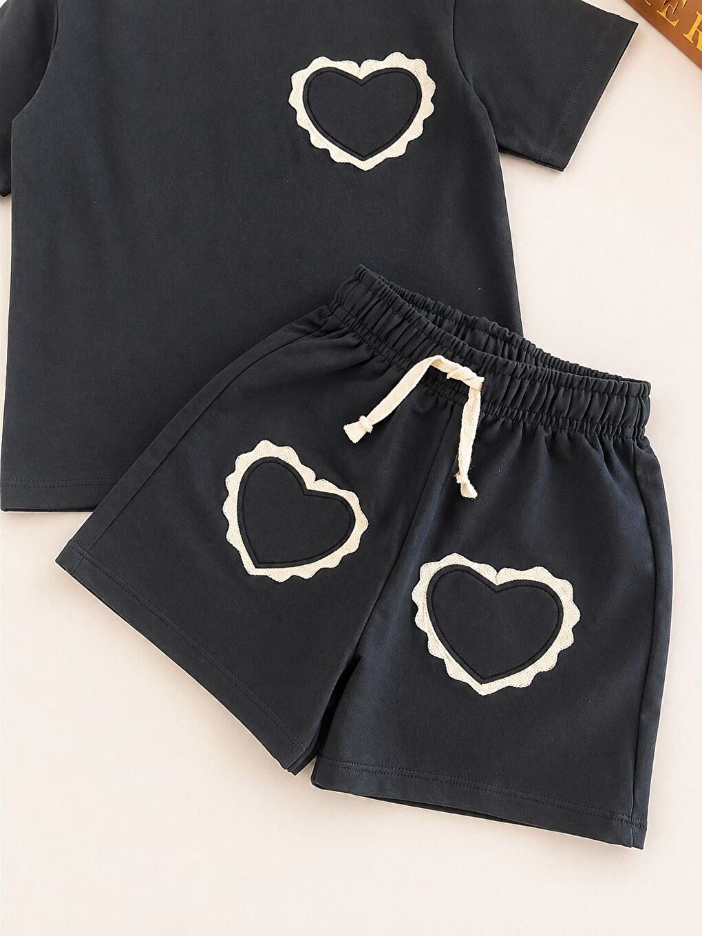 Kız Çocuk Pamuklu Siyah Kalp Cepli T-Shirt Şort Takım-2