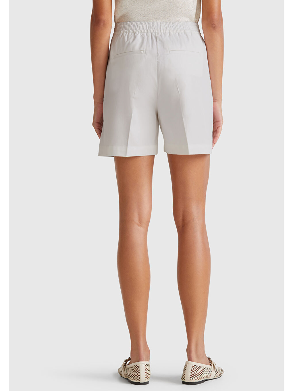 Kadın Beyaz Streç Pamuklu Arka Beli Lastikli Straight Fit Bermuda Şort-2