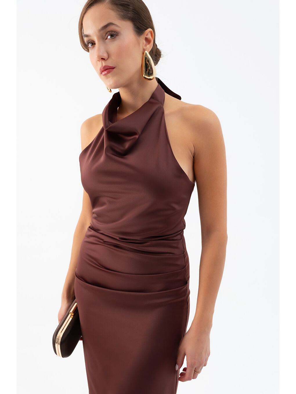 Kadın Kahverengi Sırt Dekolteli Uzun Saten Abiye Elbise-3