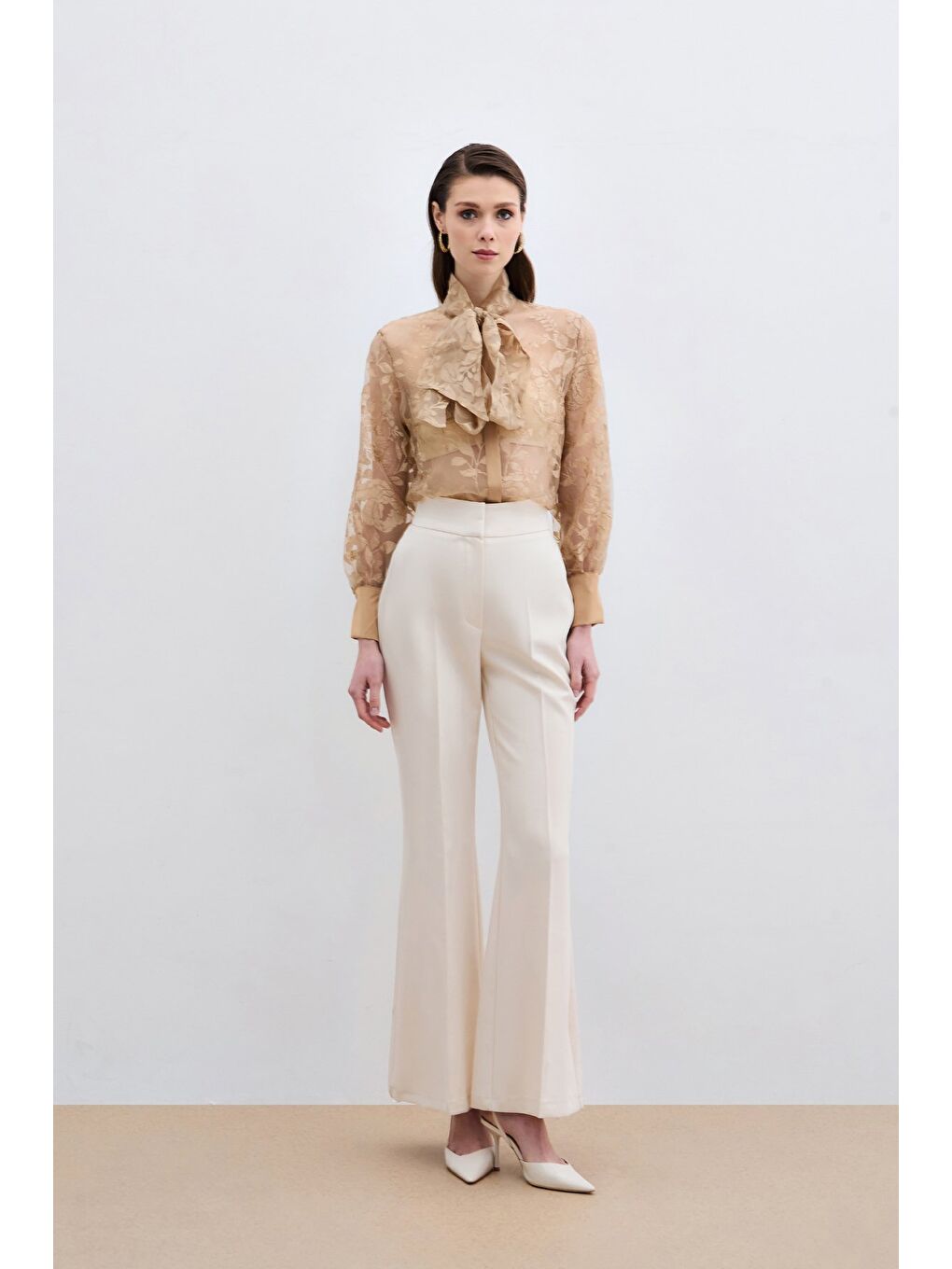 Fularlı Çiçek Desenli Gömlek - Bej-1