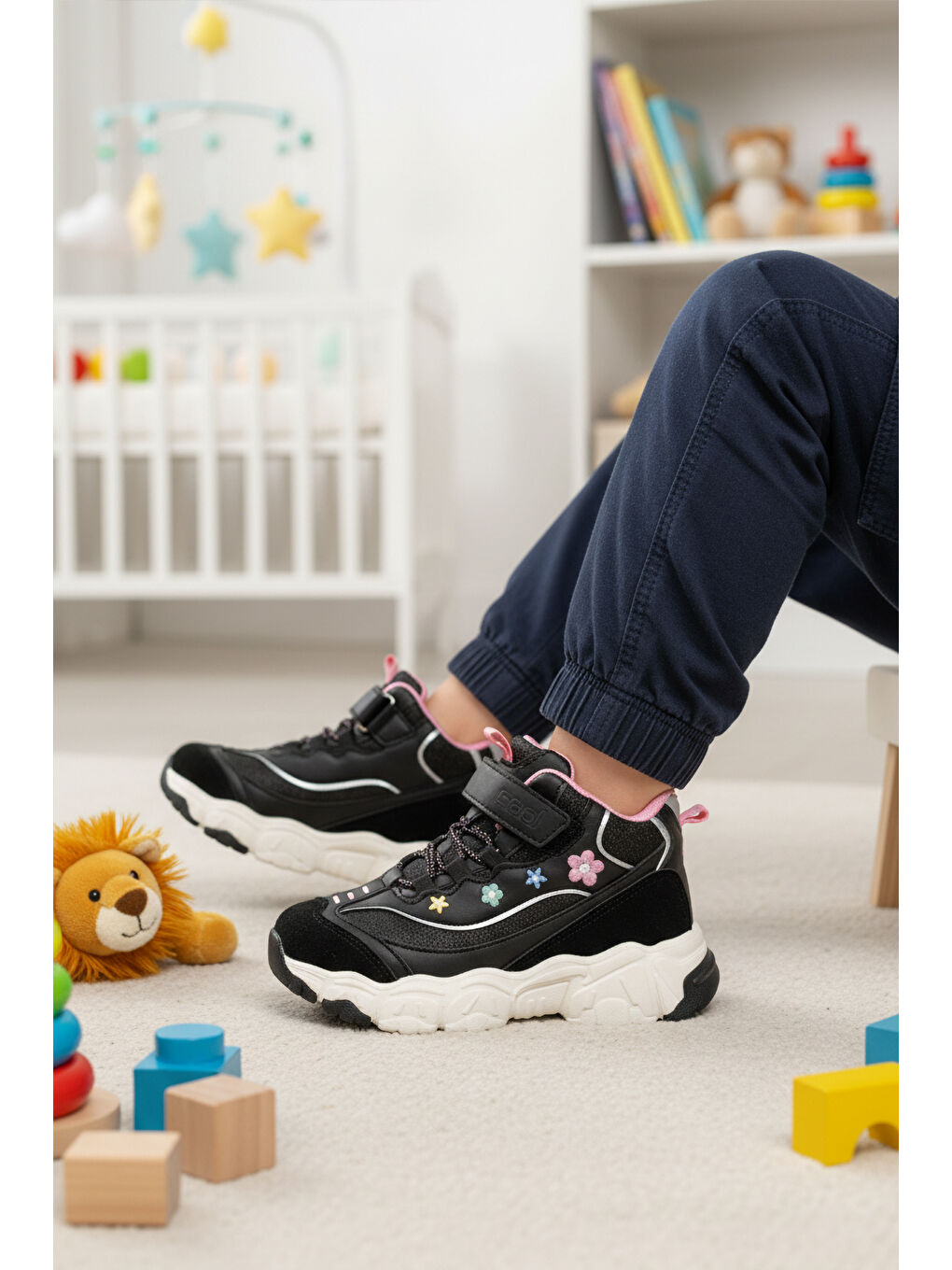 Siyah Cırtlı Desenli Kaymaz Taban Kız Çocuk Spor Ayakkabı Bella Uzun P-2