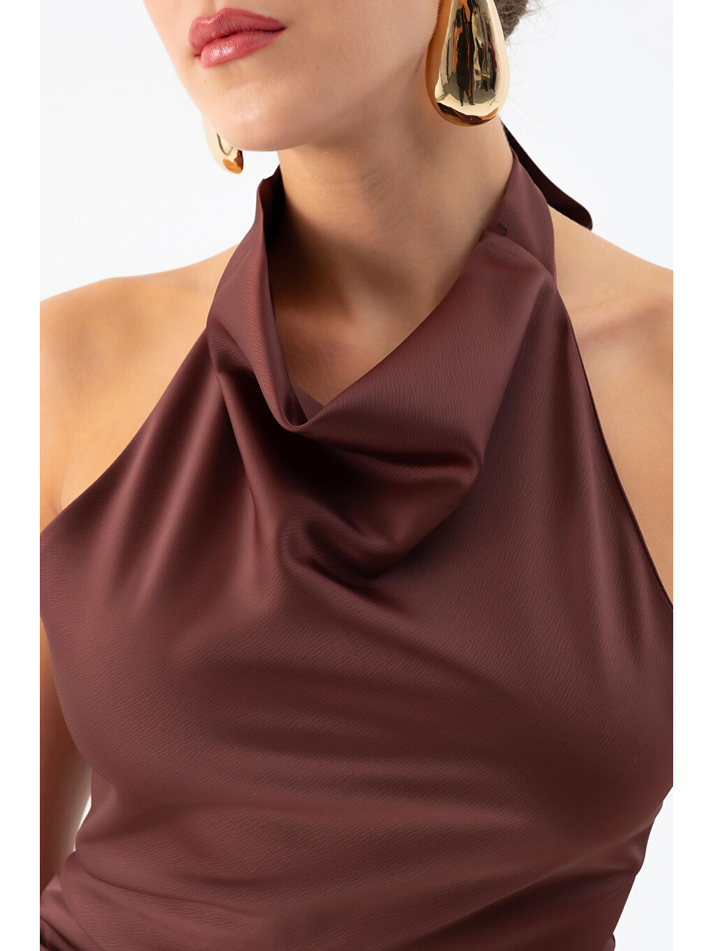 Kadın Kahverengi Sırt Dekolteli Uzun Saten Abiye Elbise-4