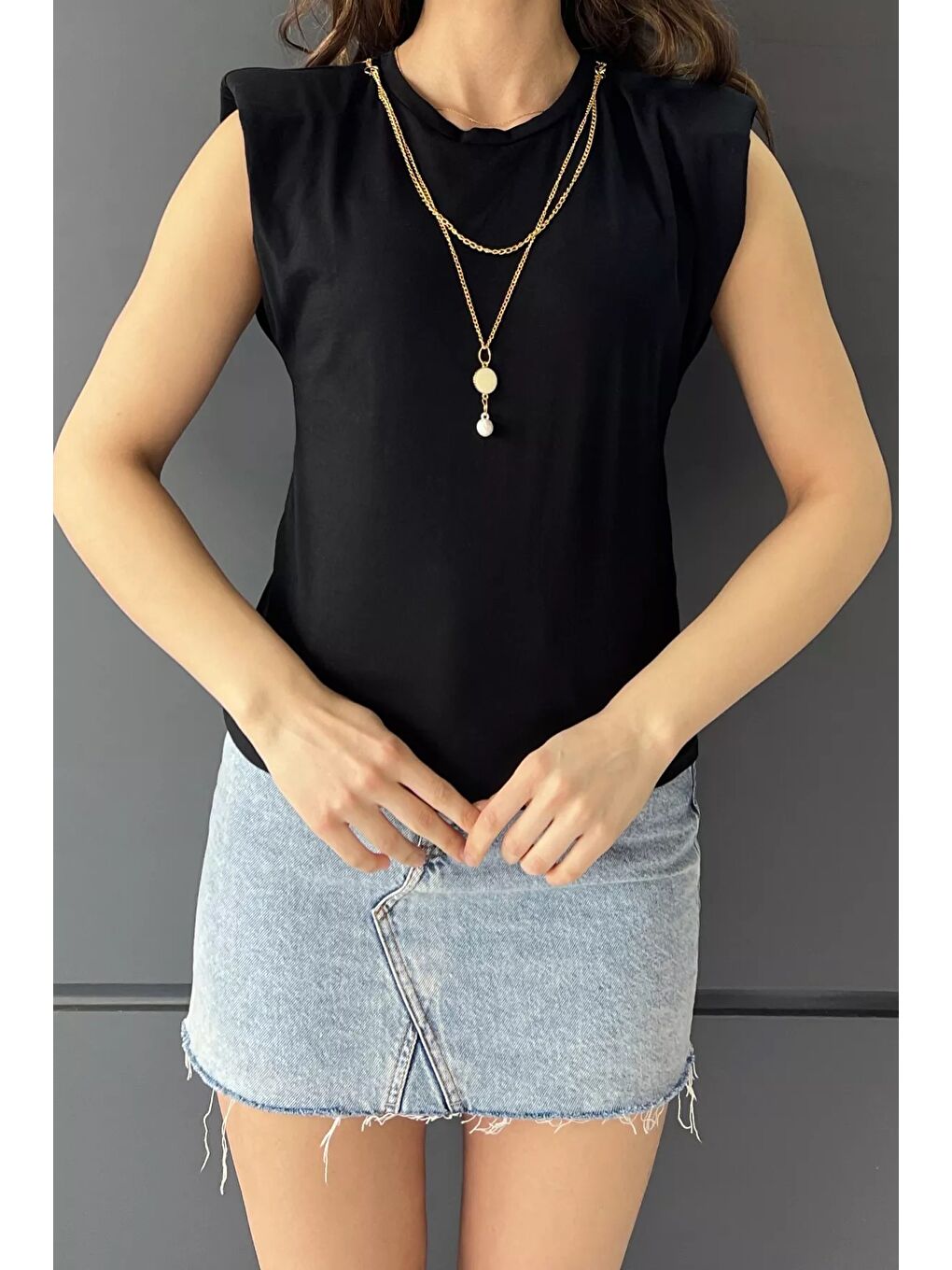 Siyah Kolyeli Omuz Vatkalı Kadın Bluz-1